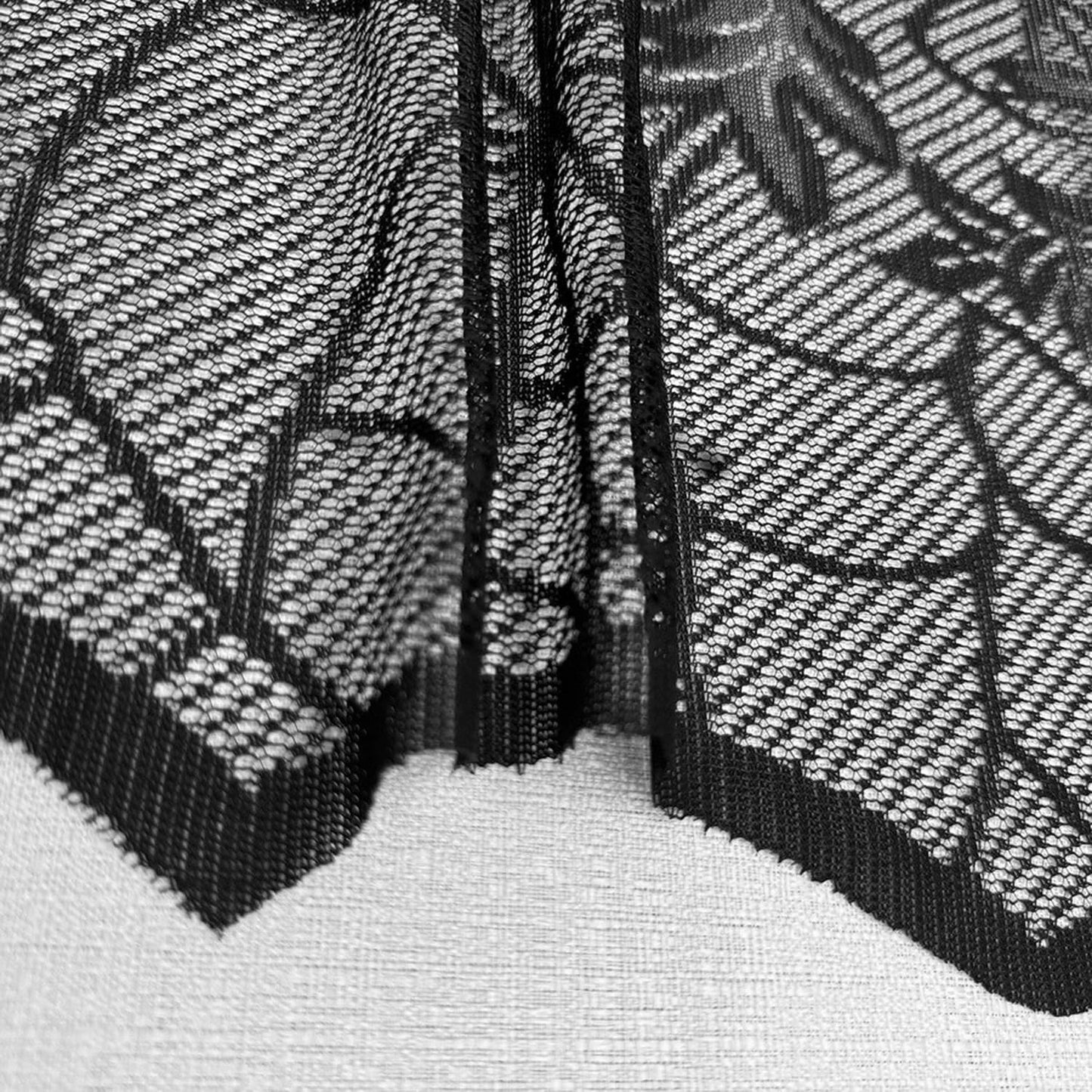 Fall Decorations Table Runner - Black Lace Maple Leaves Table Runners for Autumn Table Decor, 20*75 Inch Halloweens Lace Table Runner for Halloweens Party Home Kitchen Dinner Decoration Indoor