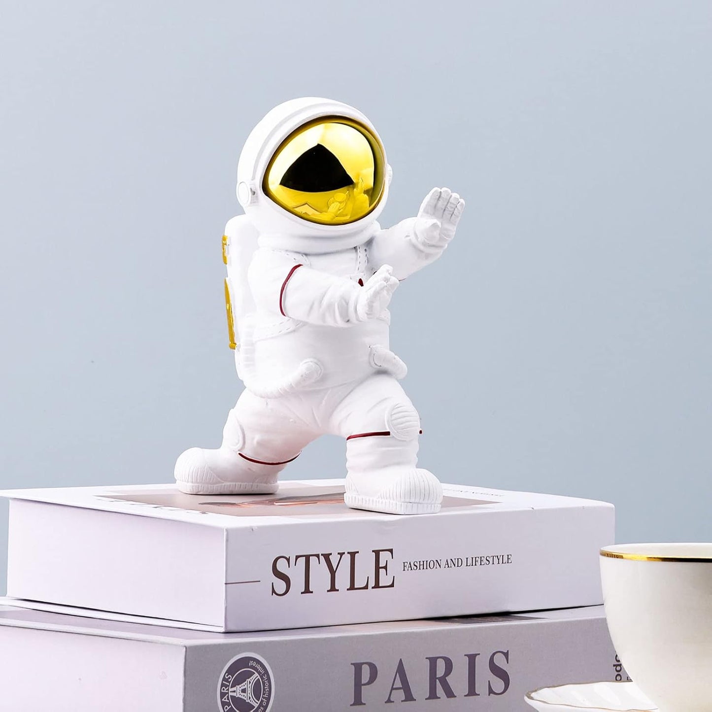 XMGZQ Astronaut Statue, Astronaut Figurine, Kung Fu Spaceman Sculpture, Outer Space Arts Child Gifts, Gold Office Decor for Men