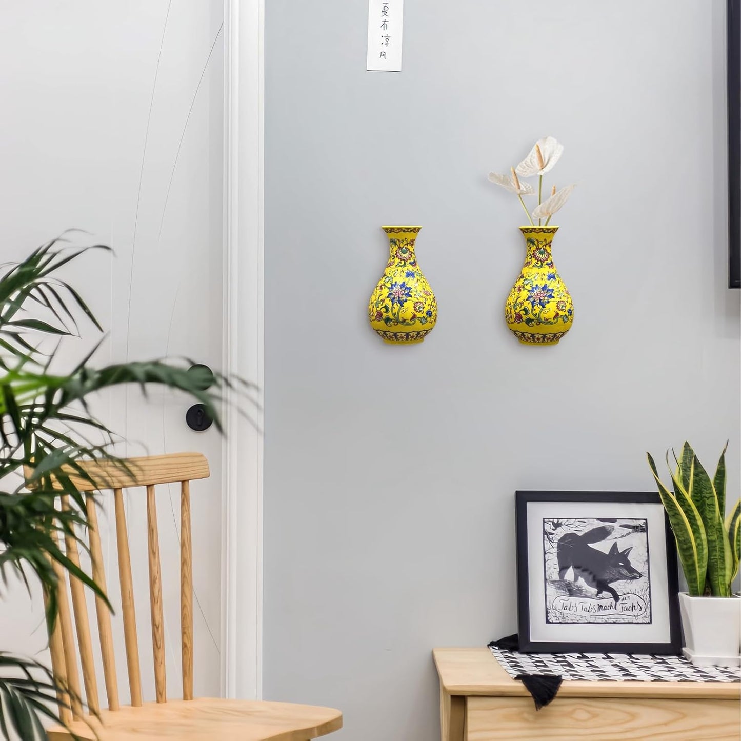 Set of Two Handmade Chinese Blue & White Porcelain Wall Mounted Vases – Chinoiserie Ceramic Flower Vase for Indoor Home Décor, Wall Hanging Vases for Living Room & Bookshelf