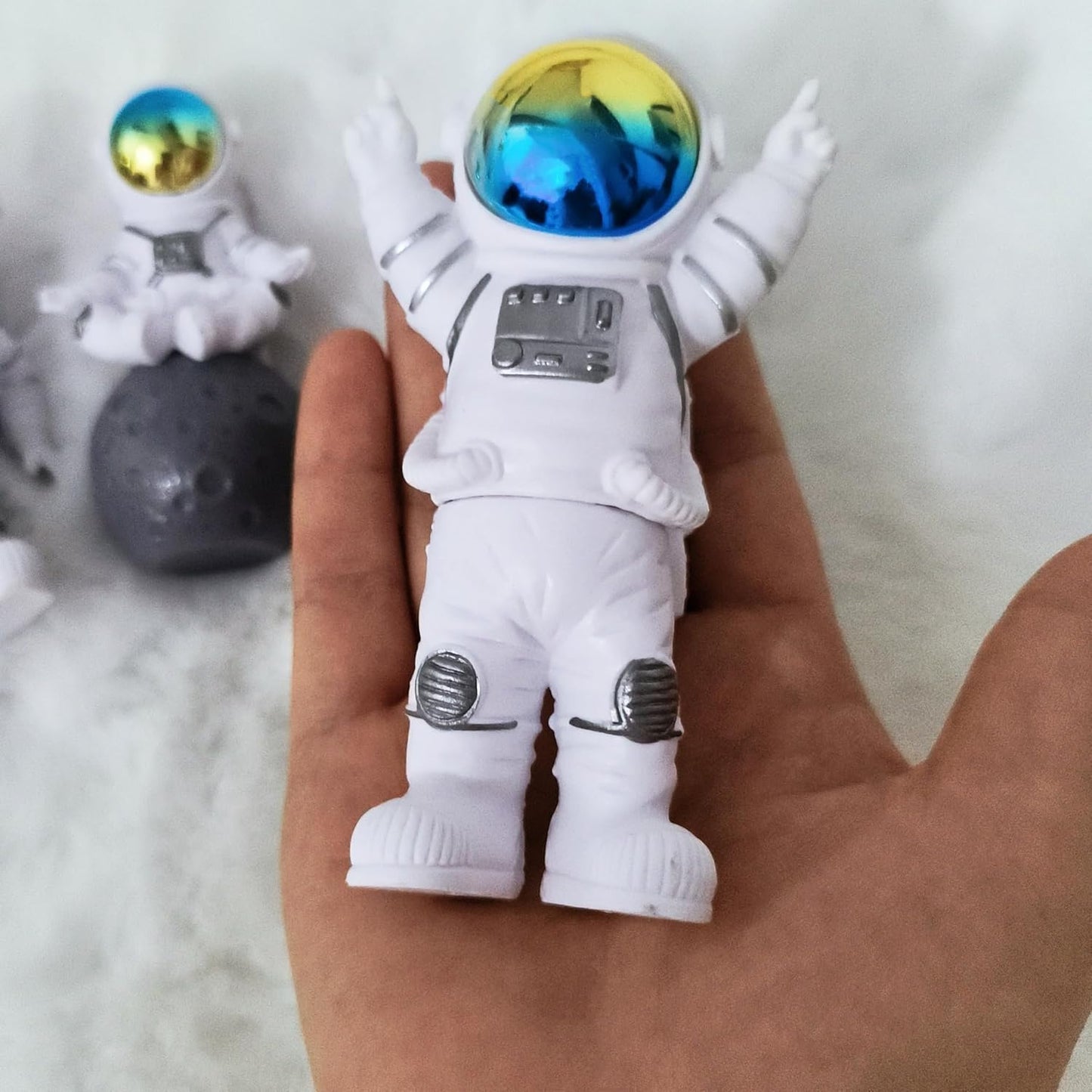 Gradient Astronaut Statues Set of 4, Spaceman Figurines Space Theme Party Nursery Home Office Decor