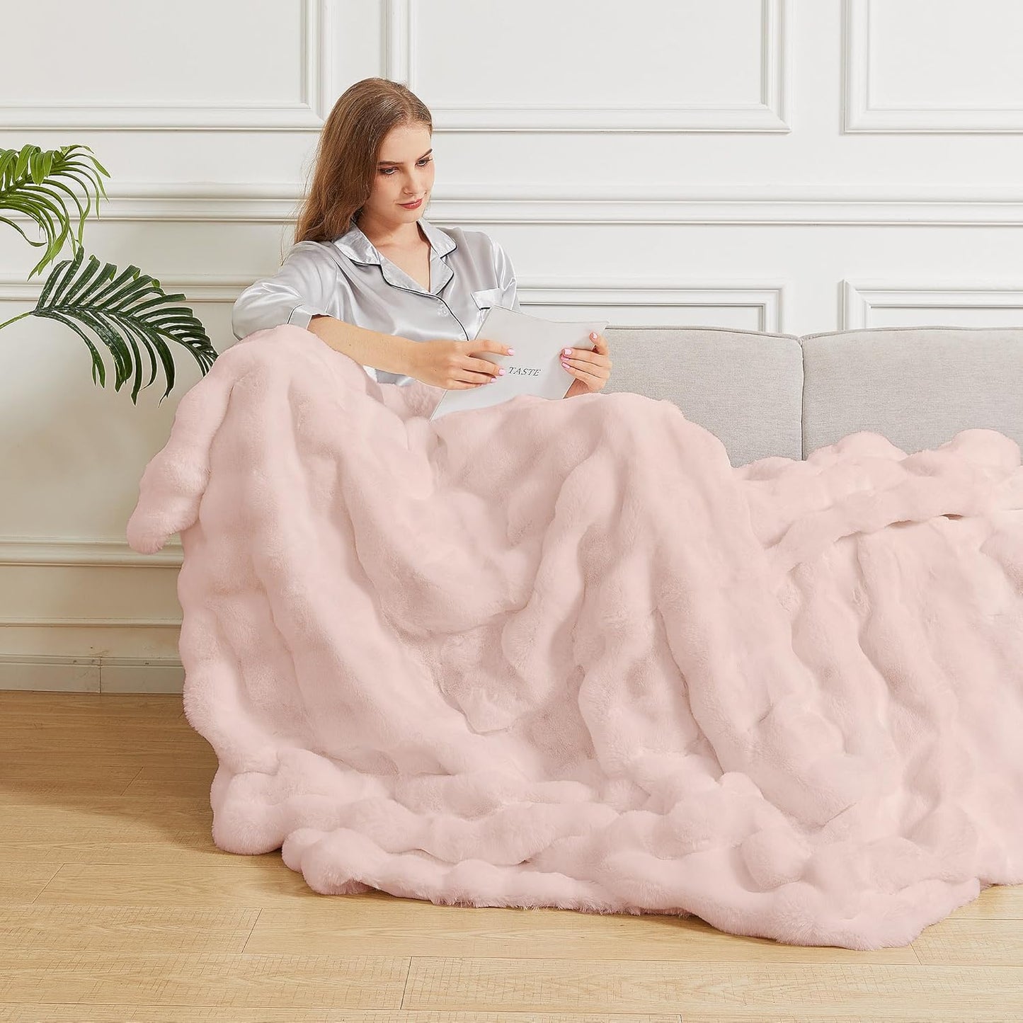 Pink Faux Fuzzy Fur King Size Throw Blanket 90x108 Cozy Furry Throw Rabbit Fur Blanket for Bed Soft Fluffy Blanket King for Living Room Bedroom Home Gifts 1000 GSM