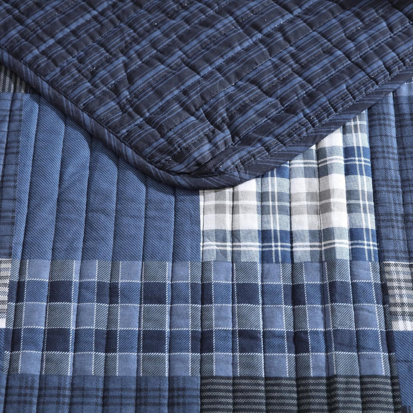 Eddie Bauer - King Quilt Set, Reversible Cotton Bedding with Matching Shams, Lightweight Home Decor for All Seasons (Eastmont Navy, King)